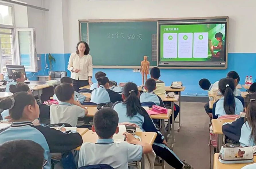 學(xué)穴位知養(yǎng)生 傳國粹潤(rùn)童心&mdash;&mdash;人民同泰世一堂中醫(yī)館走進(jìn)哈藥希望小學(xué)